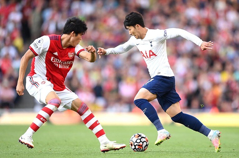 2021年9月、ノースロンドンダービーでのソン・フンミンvs冨安のマッチアップ　©Tottenham Hotspur FC/Getty Images