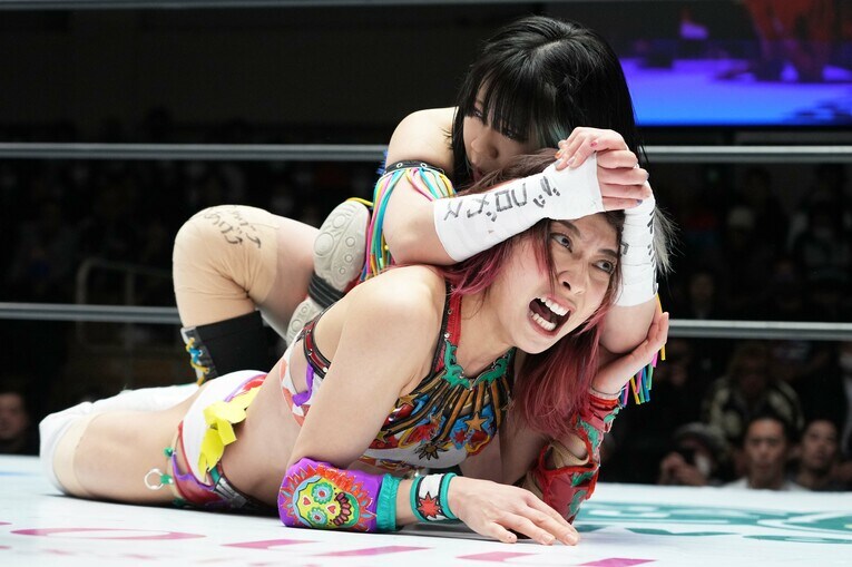 星来芽依の拷問技に耐える向後桃　©Essei Hara