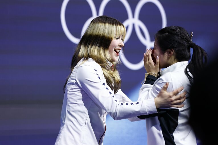 銅メダルを獲得した中井亜美（右）に駆け寄り称えるアリサ・リュウ　©️Sunao Noto / JMPA