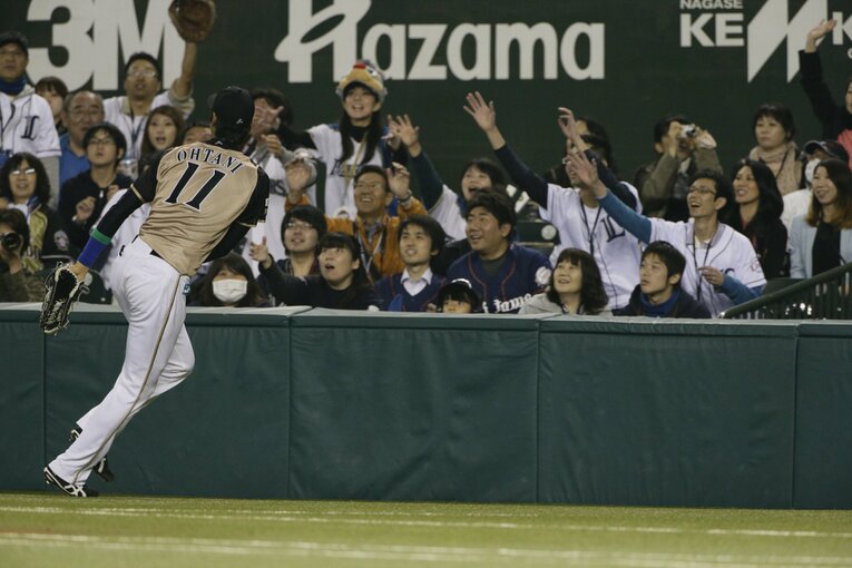 ボールをプレゼント！　©Shigeki Yamamoto