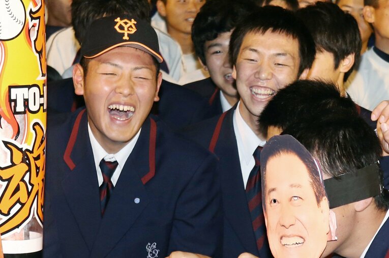 智弁学園時代の岡本和真。ドラフト会議で巨人に1位指名を受けて大喜び ／ photograph by JIJI PRESS