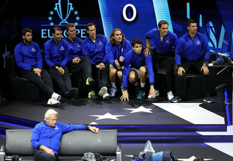 欧州選抜のベンチでチーム一丸となって戦況を見守る。手前はボルグ　©Getty Images