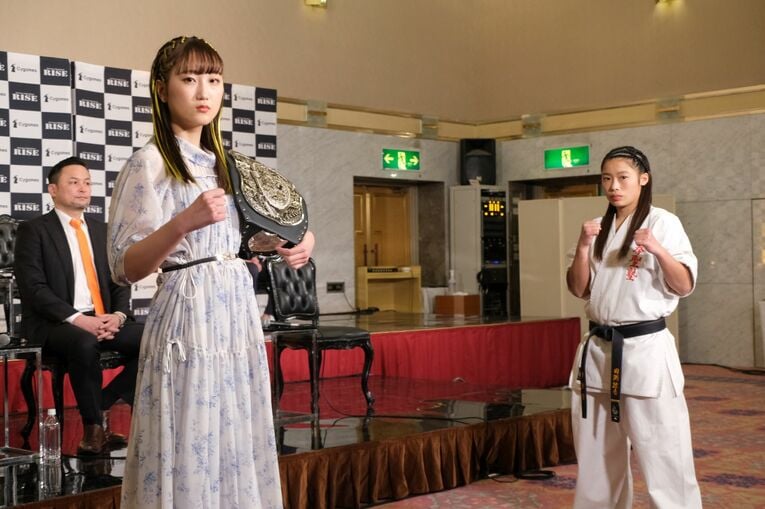 寺山日葵（左）と田渕涼香　©Norihiro Hashimoto