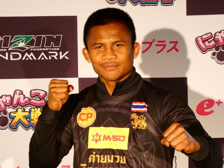 笑顔でポーズを決めるブアカーオ　©Koji Fuse