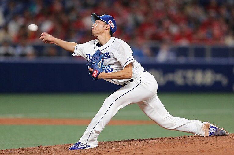 独特のサイドハンドから繰り出すボールで相手を抑え込む又吉克樹。中日にはなくてはならないピッチャーだ ／ photograph by JIJI PRESS