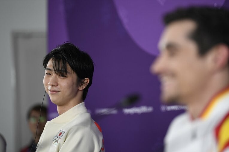 笑顔でコメントするフェルナンデス。それを見て羽生も顔をほころばせた　©Sunao Noto/JMPA