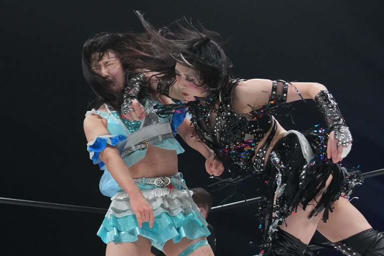 玖麗さやかにエルボーをぶち込む上谷沙弥　©Essei Hara