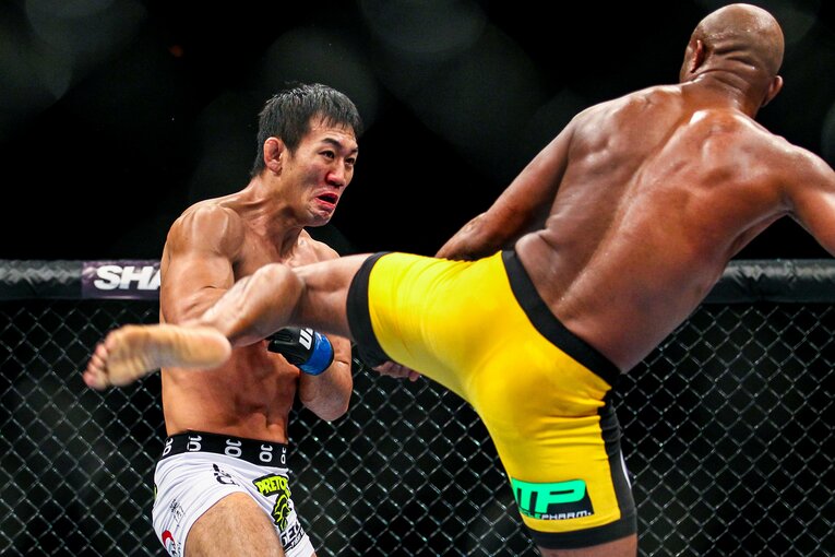 アンデウソン・シウバのハイキック　©Susumu Nagao