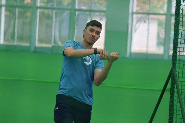 室内練習場で指導するダニエル氏　©Kou Hiroo