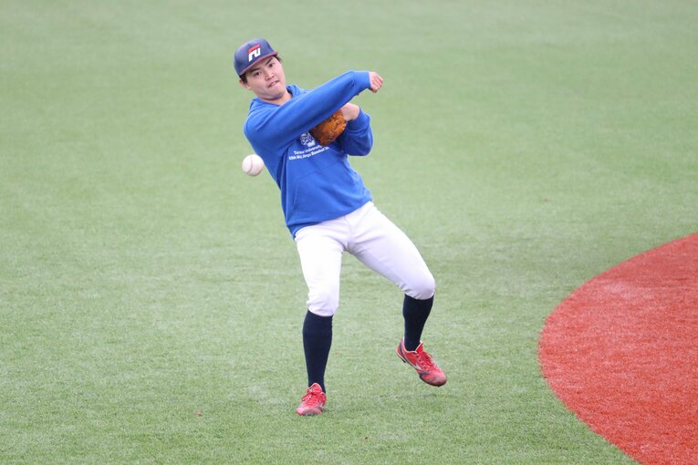 高校時代は外野を守っていたという佐々木。大学ではファースト→サードを経て現在のショートに　©Genki Taguchi