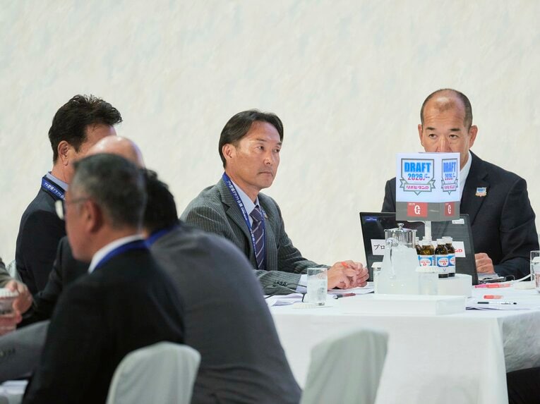 「表情が対照的すぎる！」ドラフト会場で見た巨人と阪神の首脳陣　©Yuki Suenaga