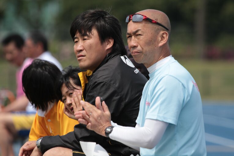 MVPの活躍を見せた娘のプレーを見守る松田努監督（2014年）©︎Nobuhiko Otomo