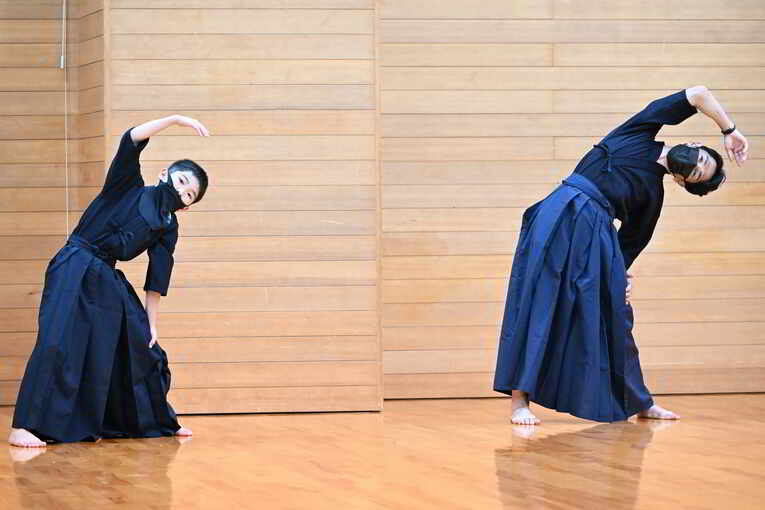 稽古前の準備運動　©Keiji Ishikawa