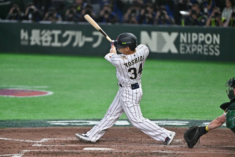 美しすぎる…吉田正尚のホームラン（写真は右に続きます）　©Hideki Sugiyama