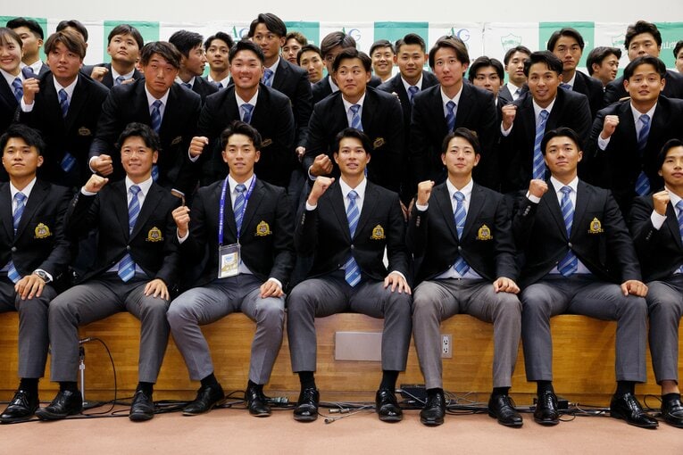 野球部員との記念撮影　©Shigeki Yamamoto