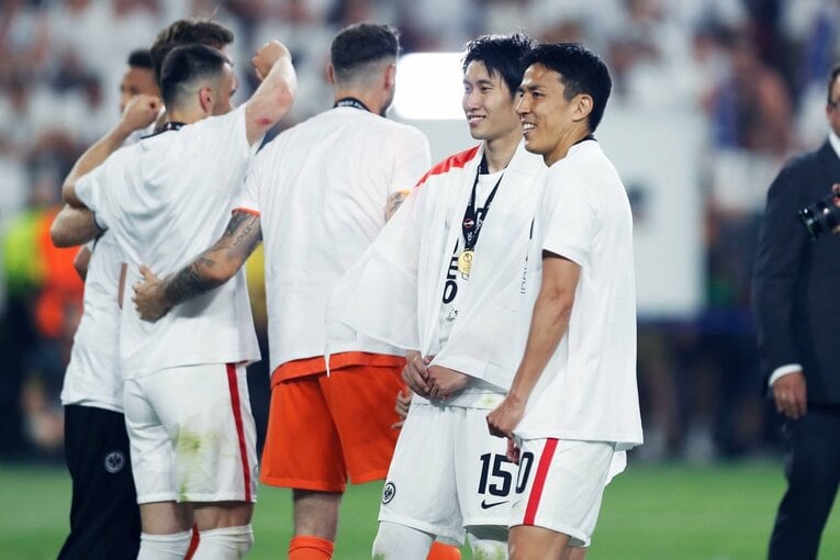 鎌田大地の号泣と“日の丸スパイク”に思い出す4年前の「カタールW杯には絶対出たいですよ」 長谷部誠とのEL優勝写真に“秘められた熱量”とは(42)