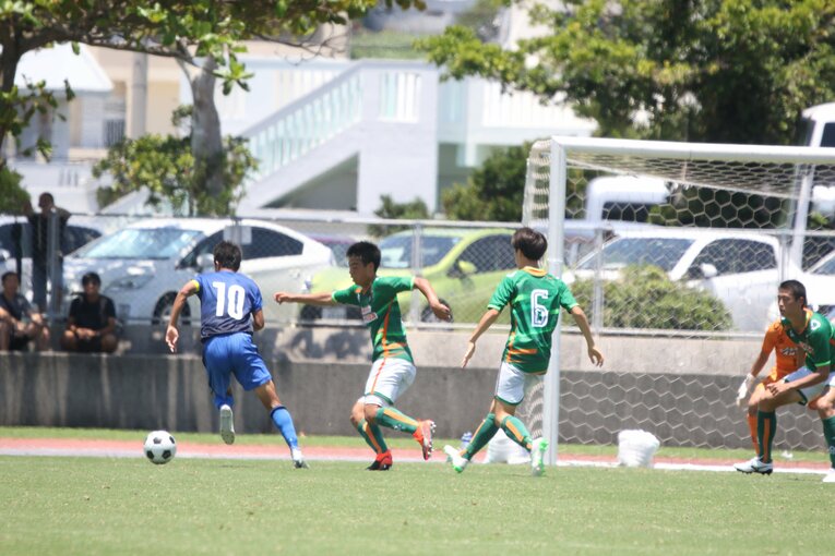 大津高校時代の濃野公人。青森山田高校戦で切り込む　©︎Takahito Ando