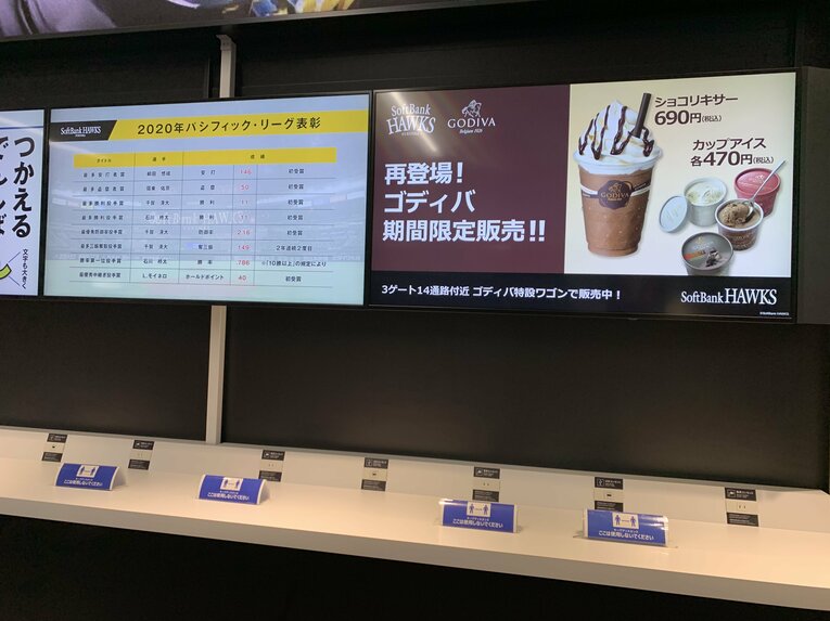 コンコースのテーブルにUSBの充電コンセントまで…充実している