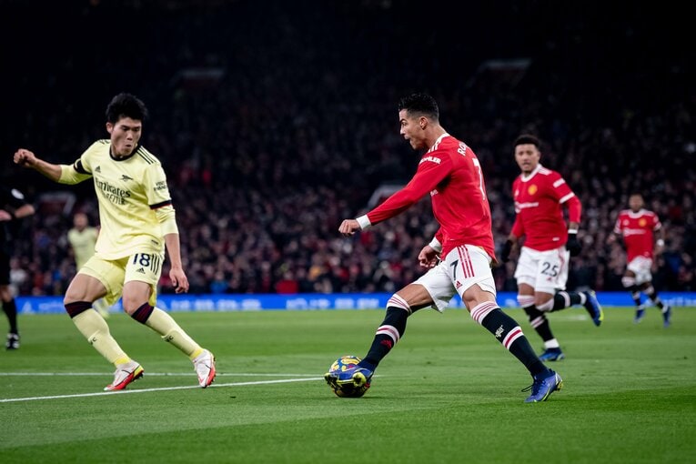 冨安vsロナウド（2021年）©Getty Images