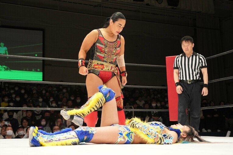 ダウンしたウナギ・サヤカを見下ろす里村明衣子　©Essei Hara