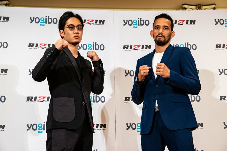 対戦相手のクレベル・コイケとファイティングポーズをとる　©RIZIN FF Susumu Nagao