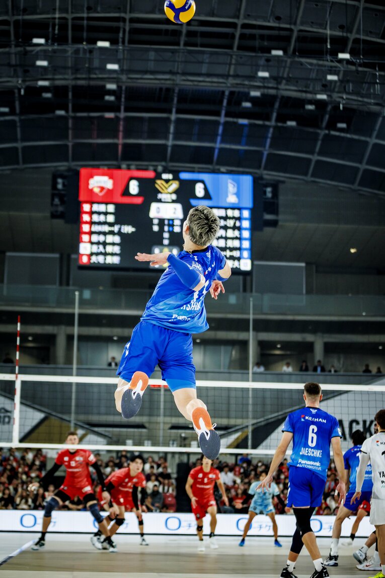 子供たちから人気を集める西田有志のパワフルなサーブ　©︎Kiichi Matsumoto