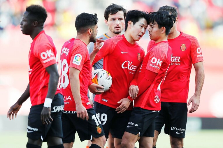 久保建英が“不可解判定”に怒った！ ラフプレーに抗議→イエローも…「バモス！クボ」とファンが信頼する理由〈撮影者の視点〉(46)