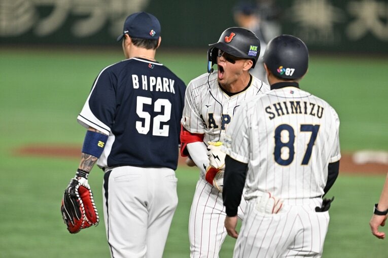 タイムリーに雄叫びを挙げるヌートバー　©Naoya Sanuki