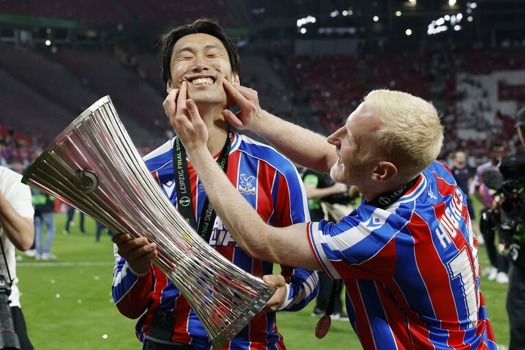 ECL制覇後、“笑えよ！”と、ヒューズにイジられる鎌田　©Getty Images