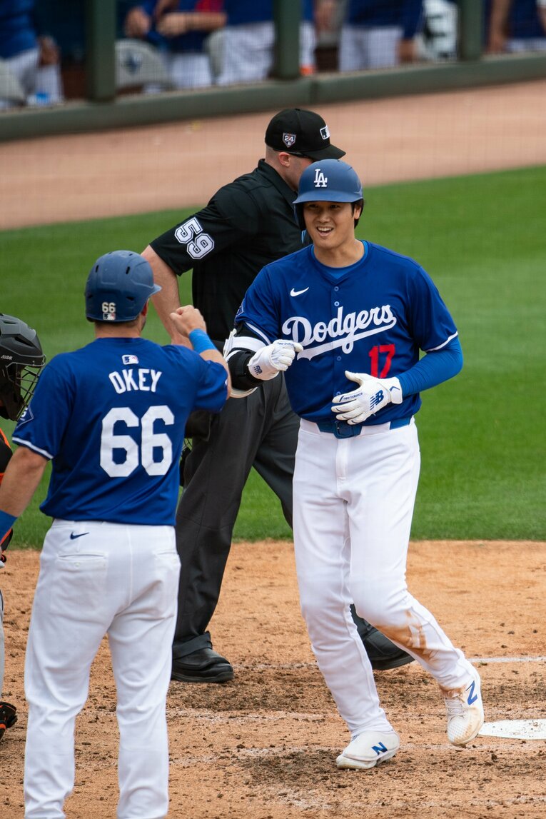 オープン戦ではスタメン以外の選手ともプレー。オーキー捕手と喜びを分かち合う　©Nanae Suzuki