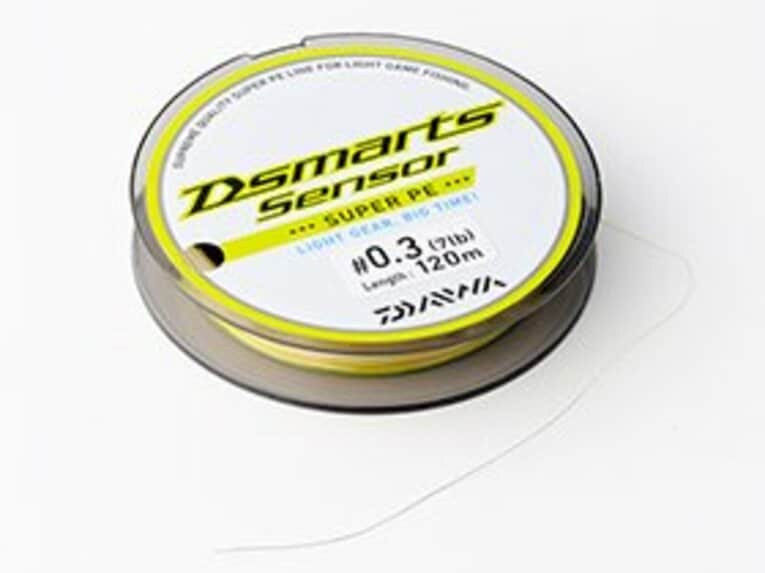 Dsmarts SENSOR
超高強力スーパーPE素材を使用したライン。従来のナイロンラインに比べて約2.5倍の強さを持ちながら、適度なしなやかさを兼ね備えているため、ロングキャストもしやすい。ほとんど伸びがないため、海底の変化や魚の小さなアタリも敏感に感知する。10mごとにグリーン→ホワイト→オレンジとカラーローテーションするため、ポイントまでの距離を把握しやすいのも魅力だ。0.3号120m／5400円。 