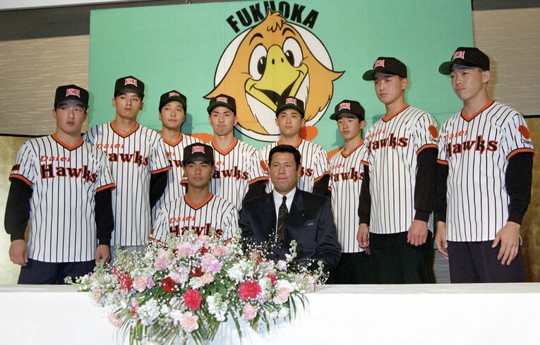 1991年ドラフト会議でダイエーに10位指名された田畑一也（一番右、当時22歳）©︎KYODO