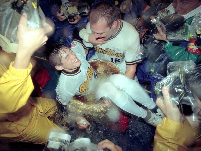 1996年に日本一…祝勝会でニールに酒樽に突っ込まれる　©Sankei Shimbun