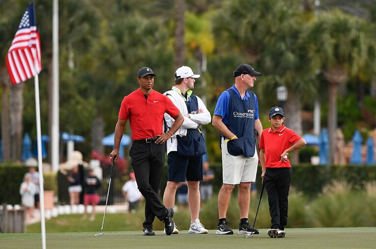 長男チャーリーくんとラウンドするウッズ。プレー中の仕草はパパそっくり！ ／ photograph by Getty Images