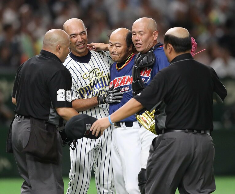 これが伝説の〝ピッカリ芸〟だ！　2018年のサントリー・ドリームマッチで披露した奇跡の瞬間。マウンド上の佐野に詰め寄る和田と止める小田。審判員二人も帽子を脱いで…　©︎SANKEI SHIMBUN