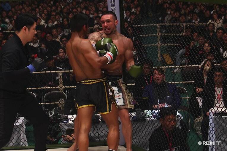 ブアカーオ・バンチャメークvs.木村“フィリップ”ミノル　©RIZIN FF