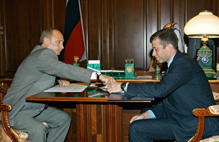 2005年のプーチンとアブラモビッチ　©AFLO