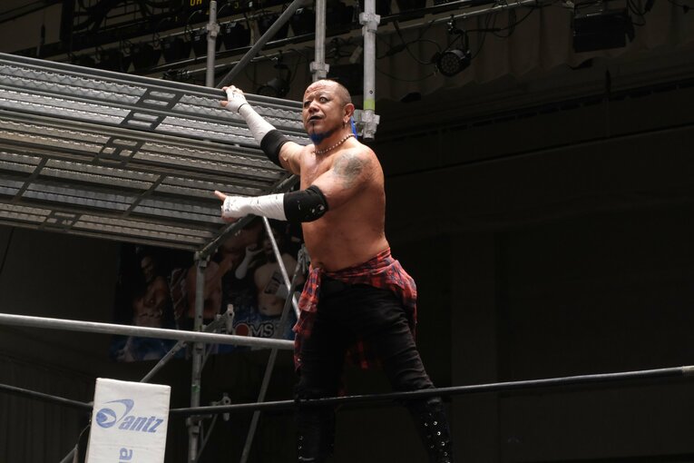 8月の正岡大介戦では建築現場の高所足場が設置された