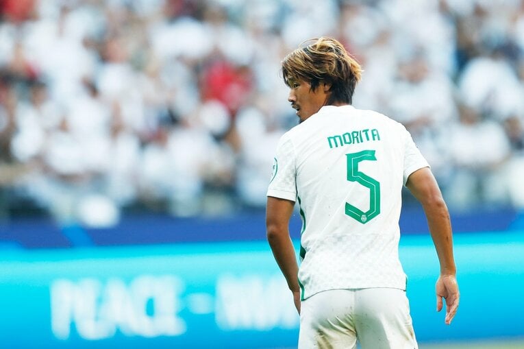 「“鎌田大地と守田英正が一緒に写った1枚”を狙いたいけど…」「長谷部誠はすでにコーチのように」CL日本人対決と“美しい夕焼け”撮影ウラ話(14)