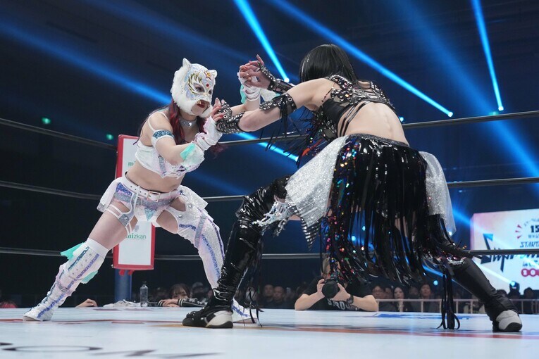 組手から試合はスタートした　©Essei Hara