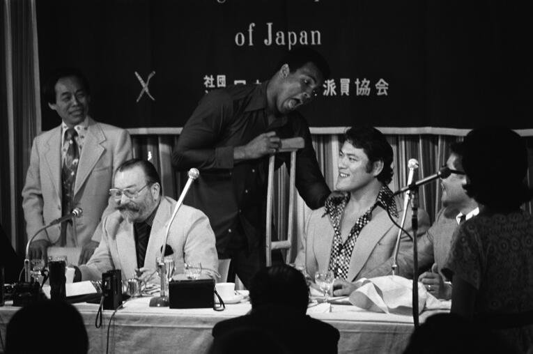 試合前の記者会見でおどけるアリ。一方で、テープの中の声はいたって冷静だった　©JIJI PRESS