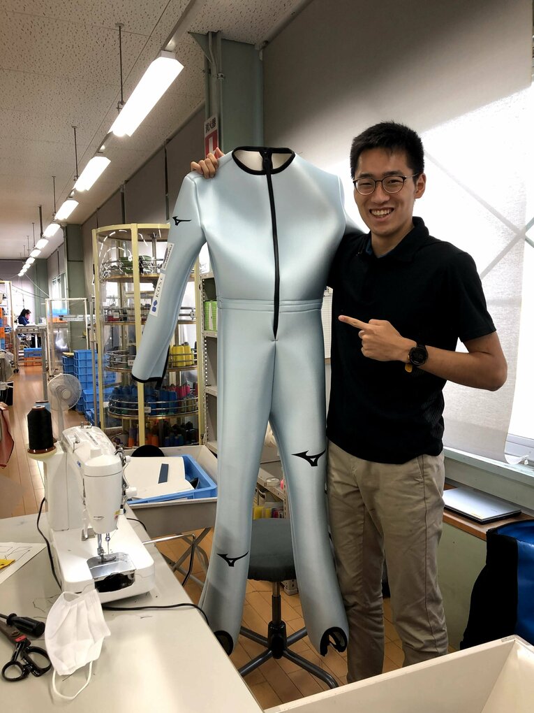 スーツ製作に携わりはじめたころは縫製も素人レベルだったと振り返る／本人提供