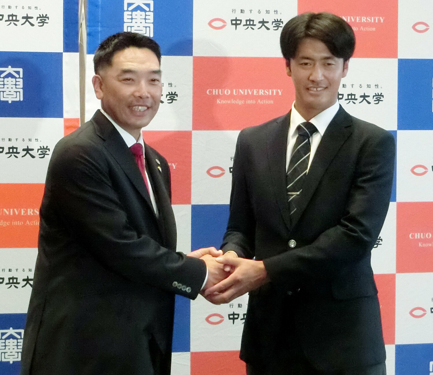 巨人・阿部慎之助監督からドラフト1位指名のあいさつを受ける西舘勇陽（中央大）　©JIJI PRESS