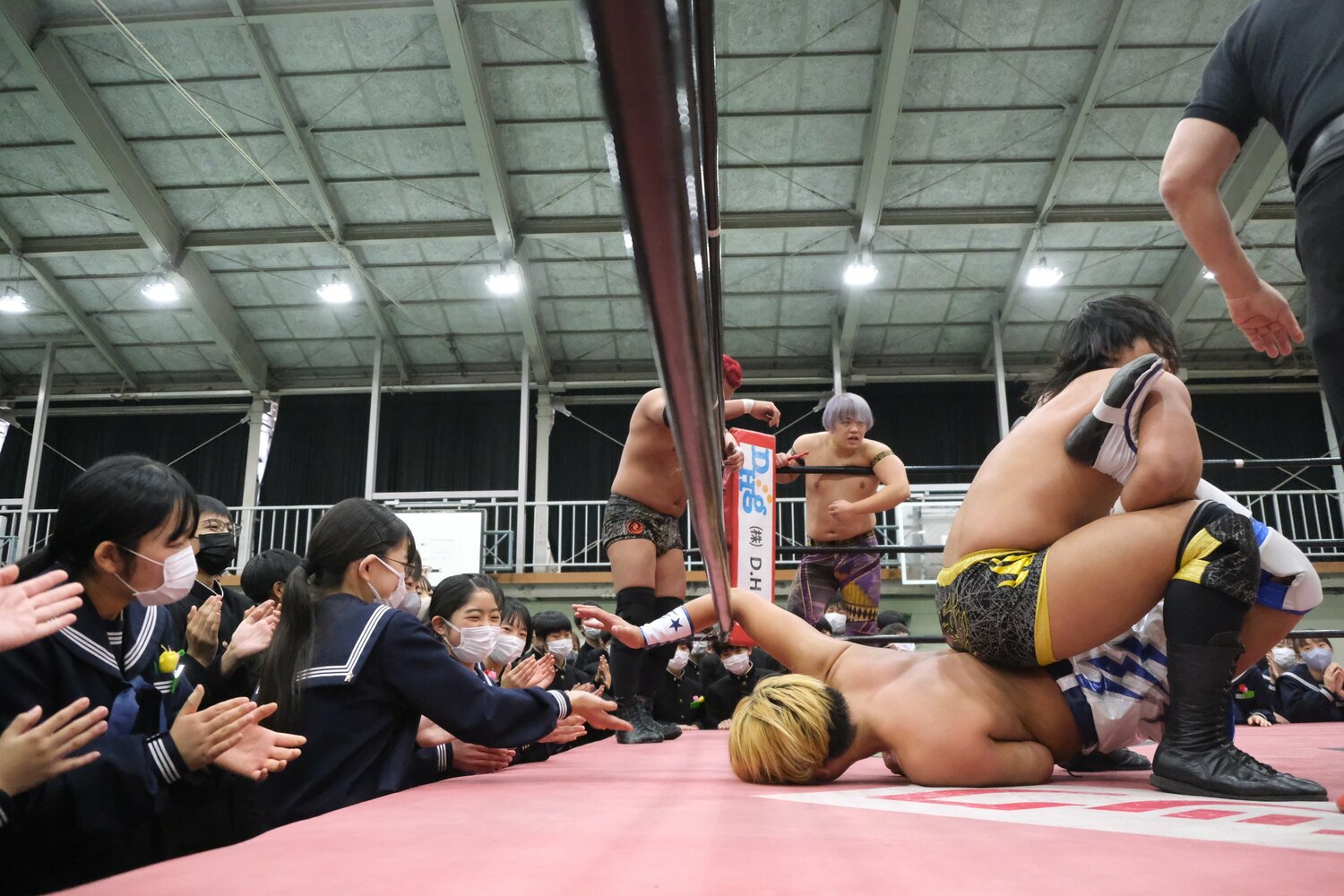 中学生たちの目の前で行われた立志式でのプロレス　©Norihiro Hashimoto