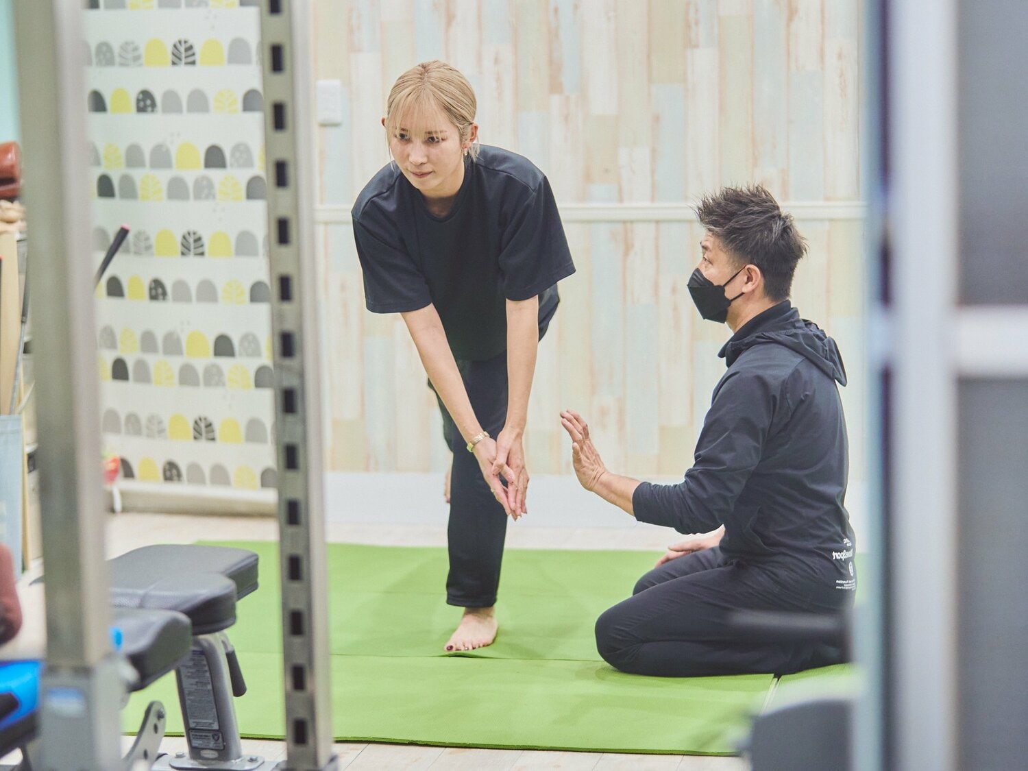 宮川敦生トレーナーと、スイング時の身体の動きを細かく確認する金田　©︎Taichi Chiba
