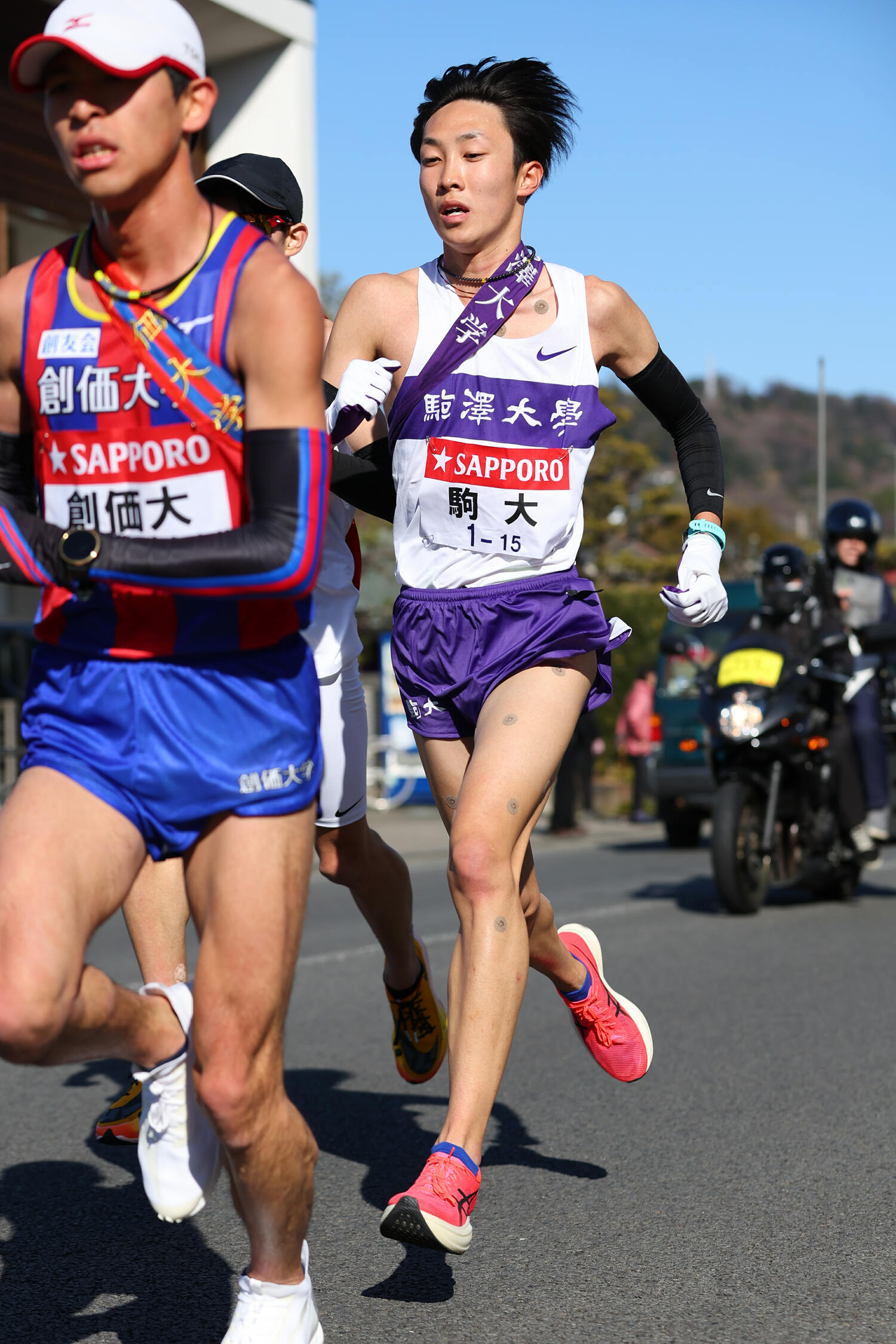 創価大の嶋津に追い抜かれる花尾。その走りには攻めの姿勢が感じられなかった　©AFLO