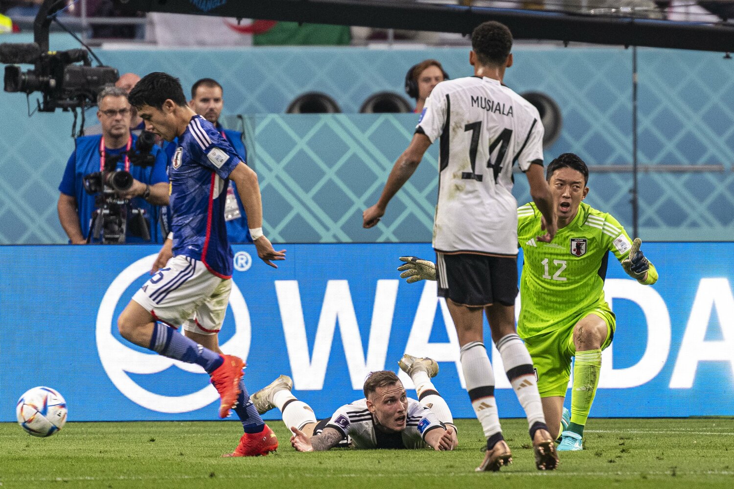 権田が相手を倒した瞬間　©Takuya Sugiyama/JMPA