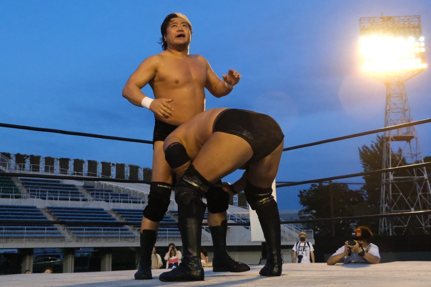 夜の部の第一試合には諏訪魔も登場