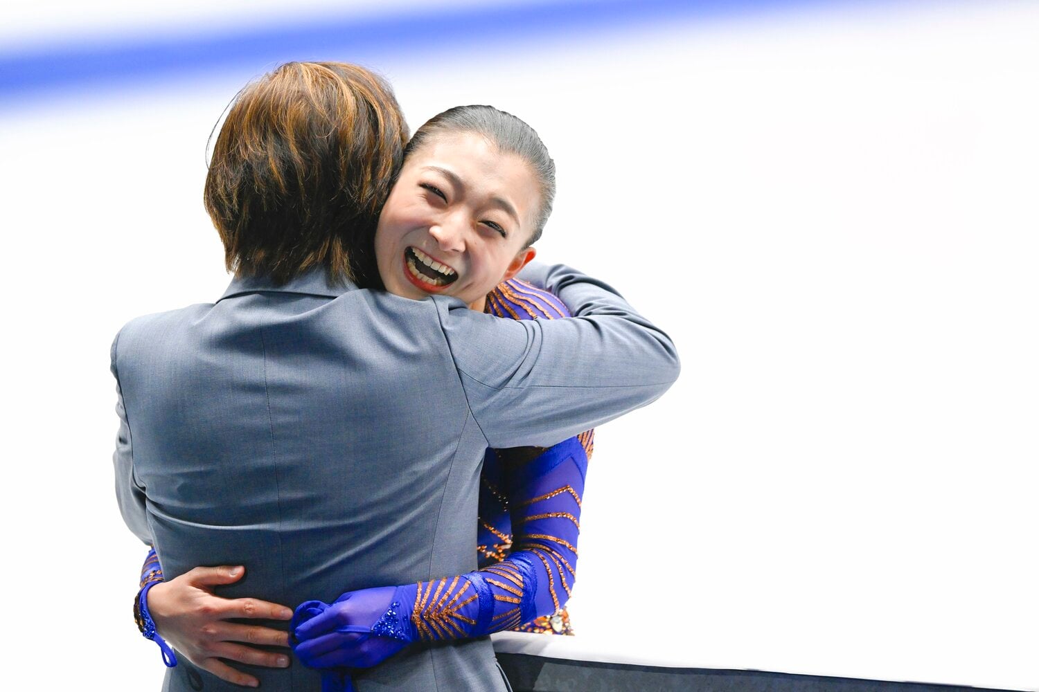 世界選手権フリーの演技を終え、中野コーチと笑顔で抱き合った坂本 ©Asami Enomoto