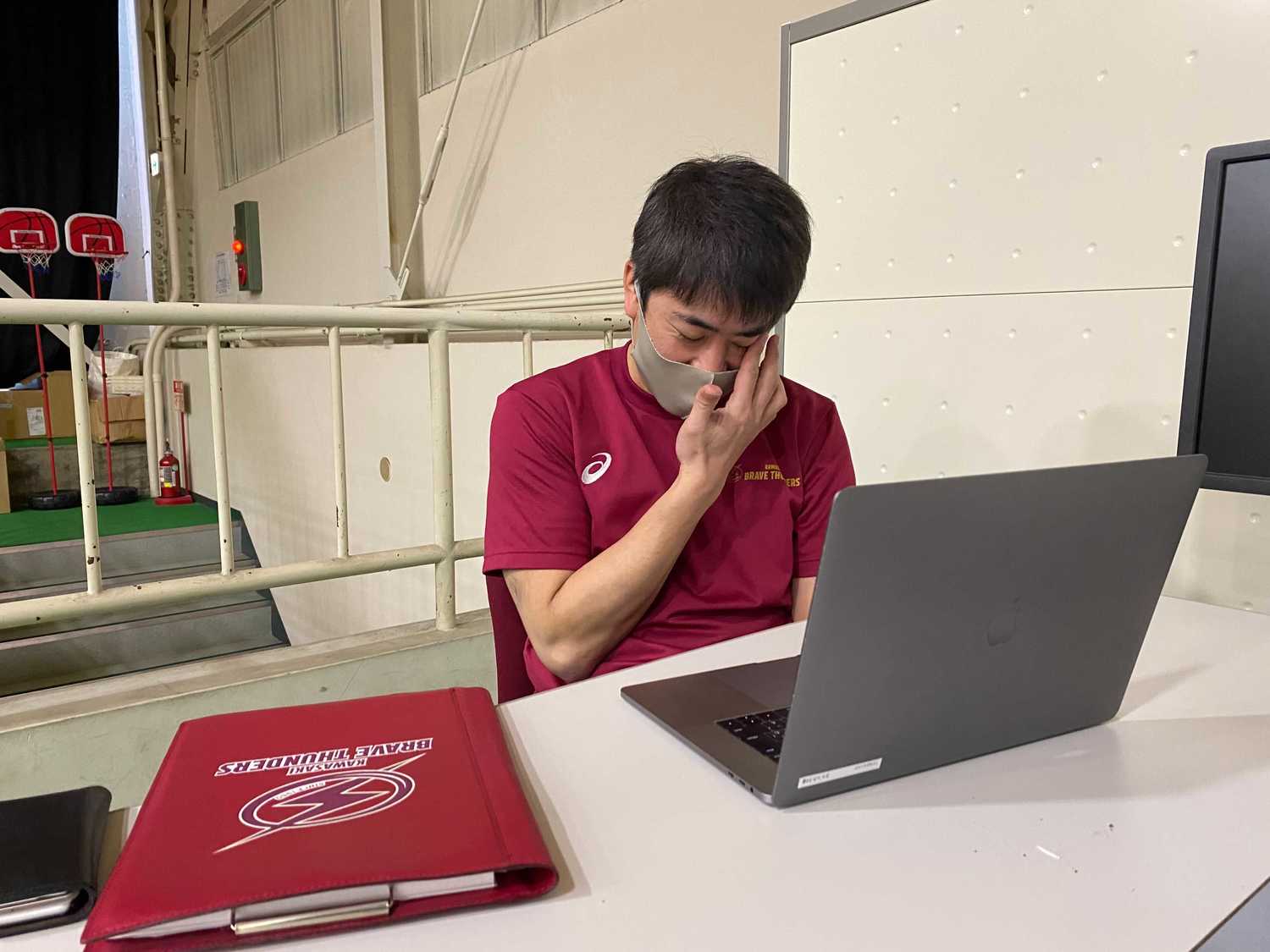 佐藤賢次HC ©KAWASAKI BRAVE THUNDERS